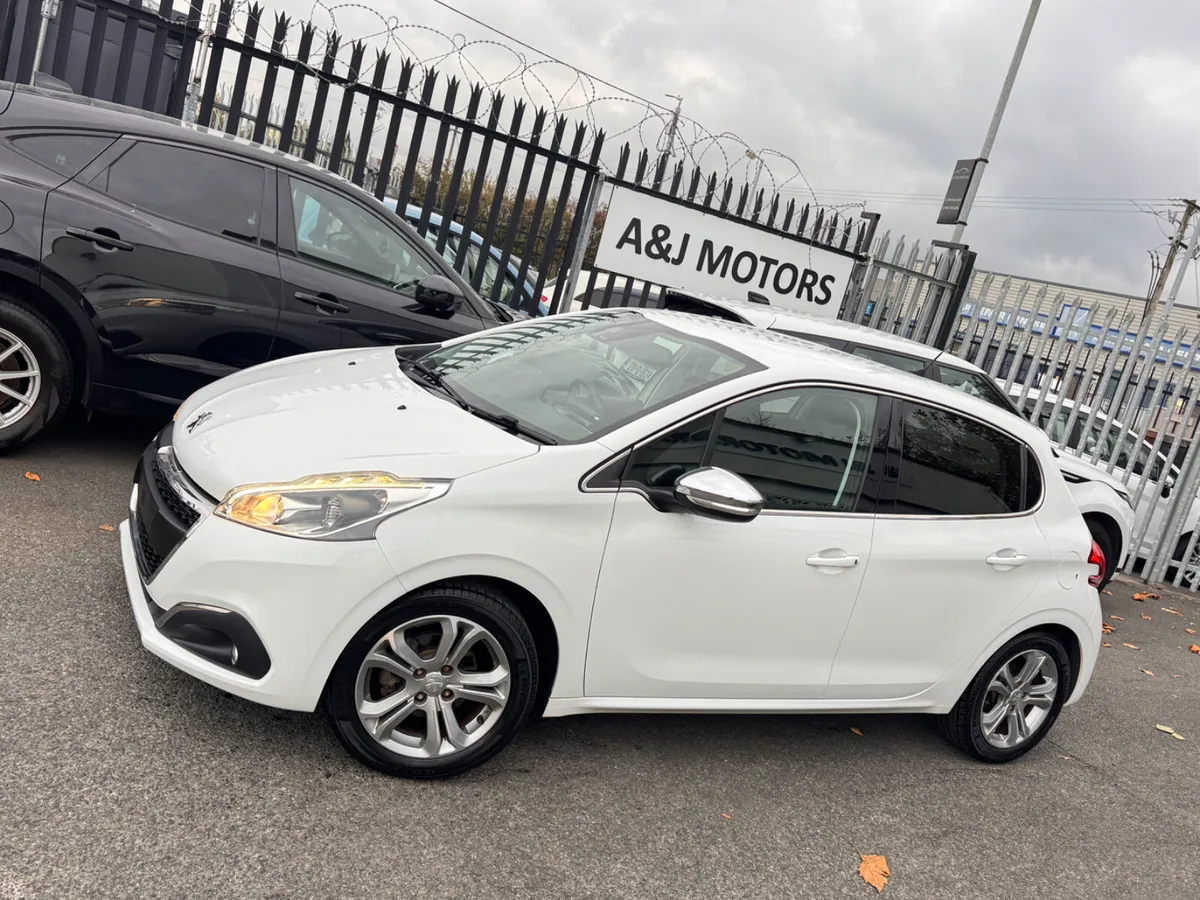 17 PEUGEOT 208 1.2 AUTOMATIC - Image 3