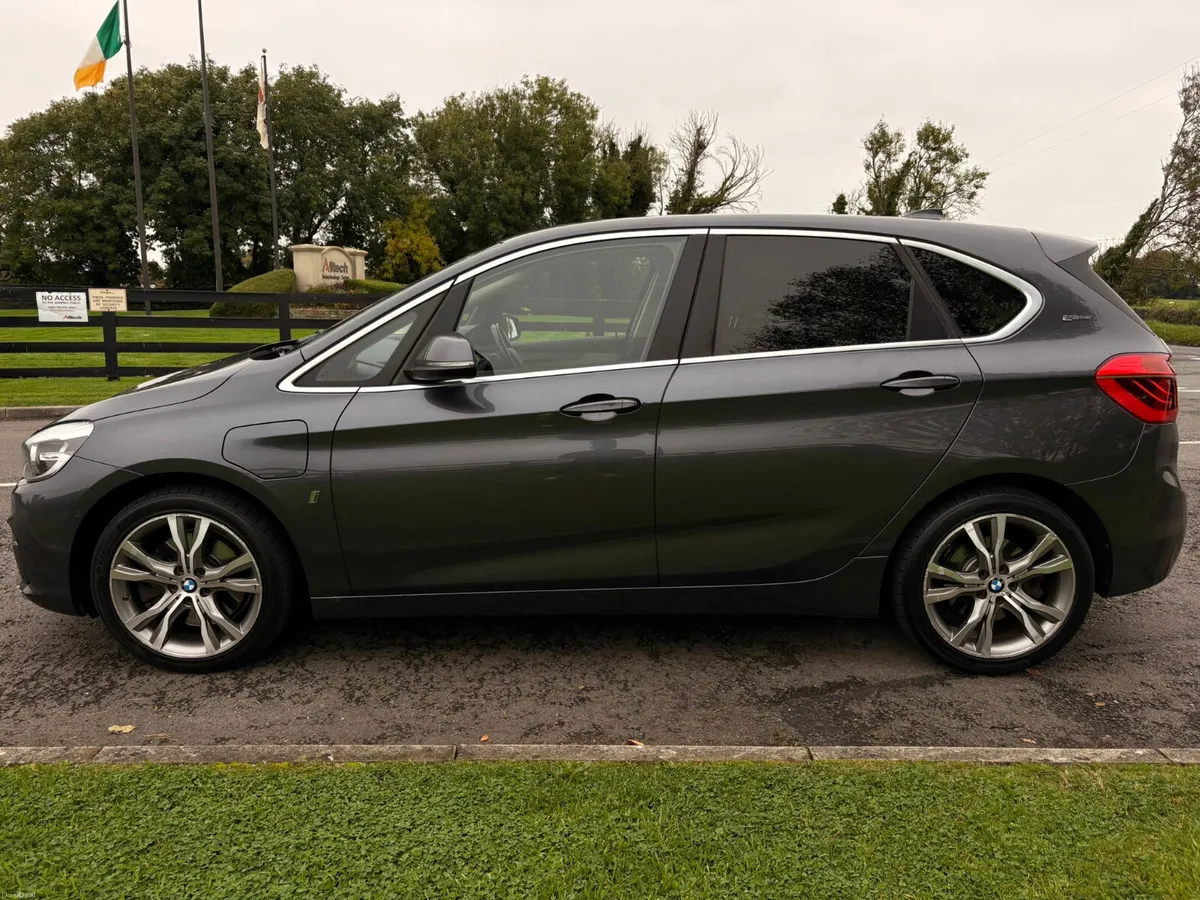 225i X-DRIVE HYBRID AUTO - Image 3