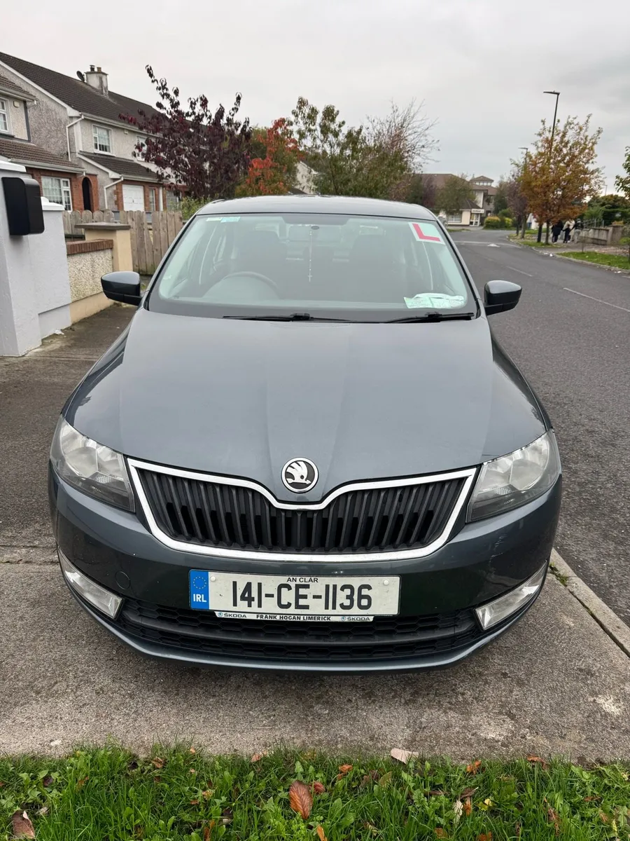 Scoda Rapid Limo AMB1.6TDI 90Hp 4DR - Image 1