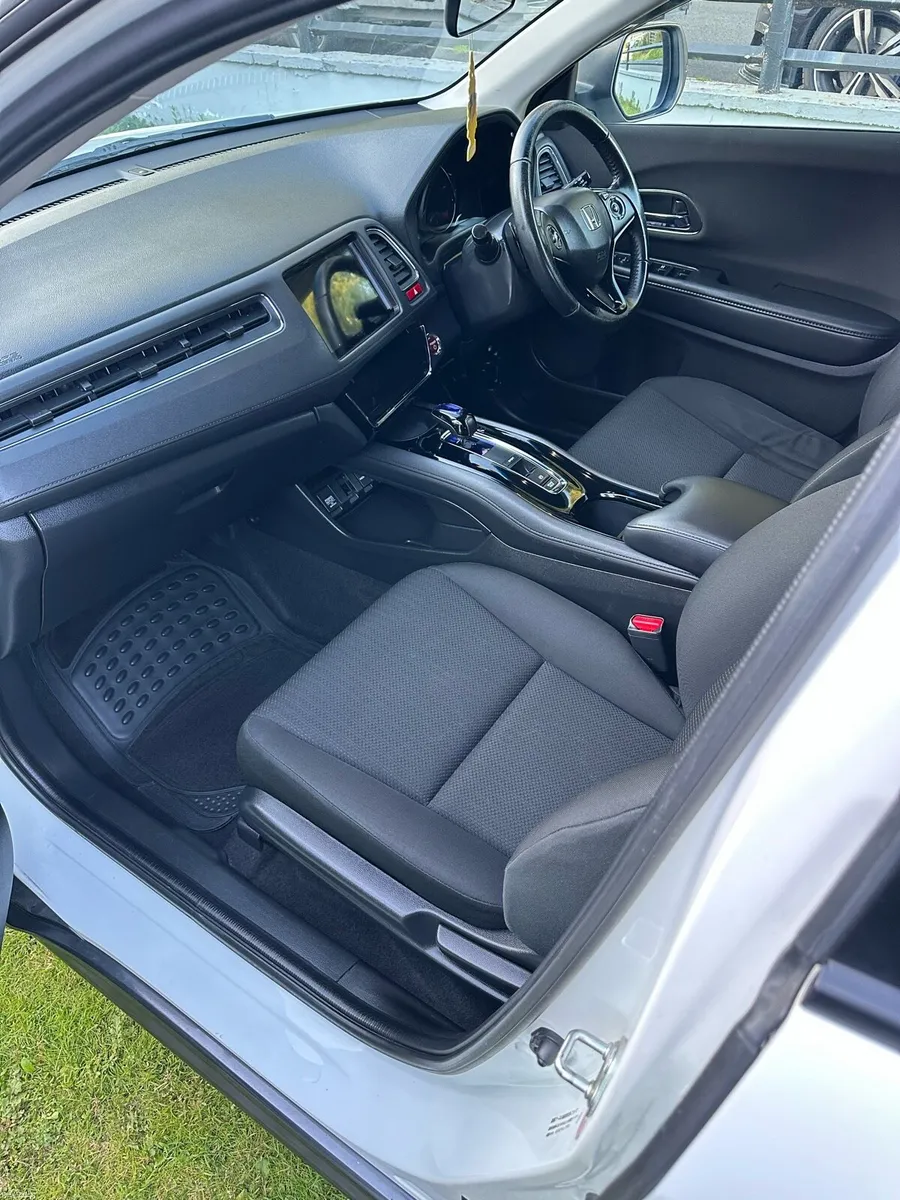 2015 Honda Vezel 1.5 Petrol/Hybrid Auto - Image 3