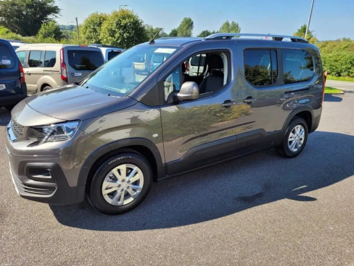 Wheelchair Accessible LWB - Image 4