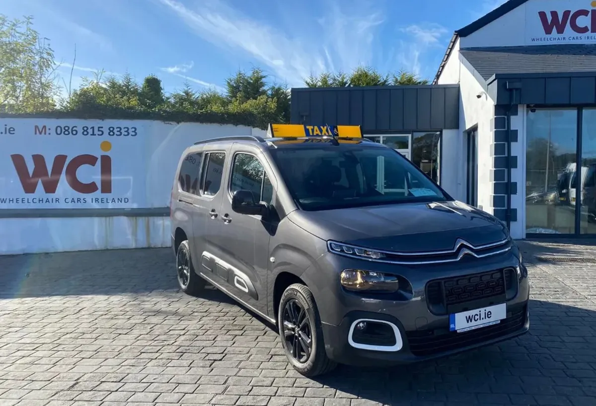 Taxi Wheelchair Citroën Berlingo 7 seats Auto - Image 3