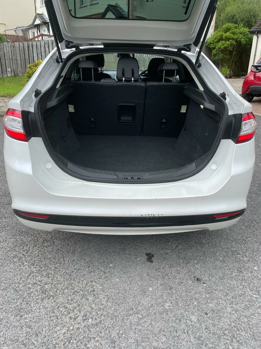 152 Ford mondea white - Image 2