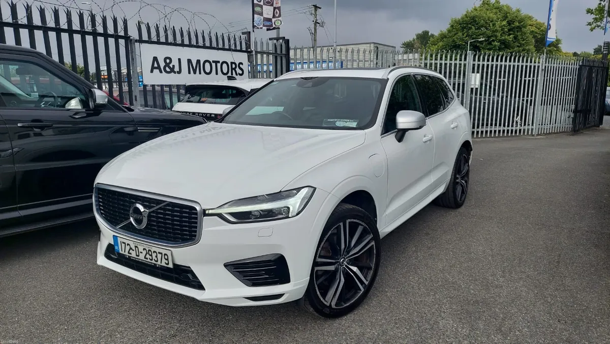 17 Volvo XC60 R Design Hybrid - Image 2