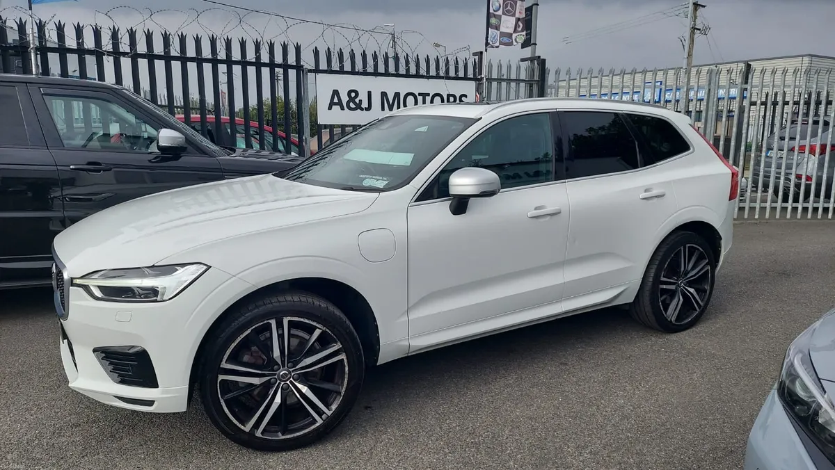 17 Volvo XC60 R Design Hybrid - Image 4