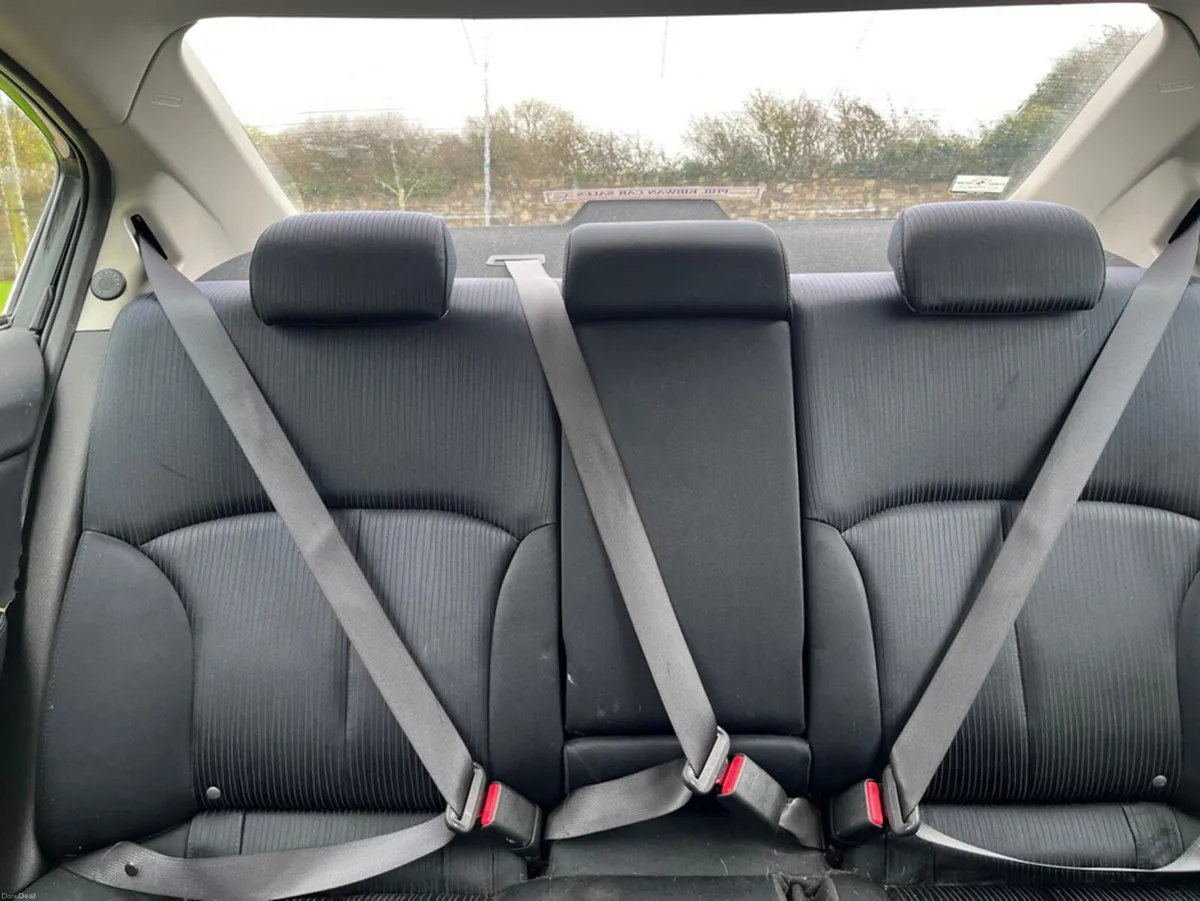 Subaru Legacy 2.0 TD -E MY 10 4DR SALOON - Image 4