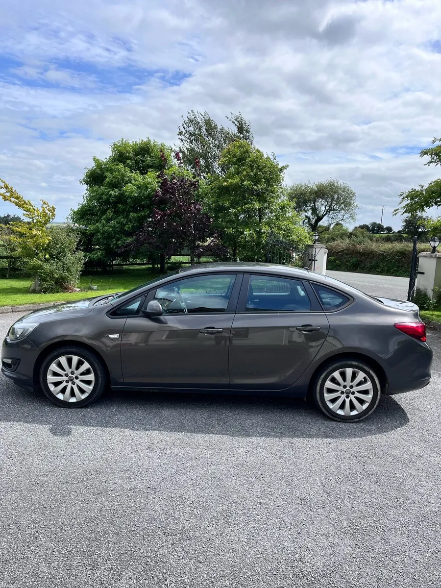 Opel Astra 2013 - Image 2