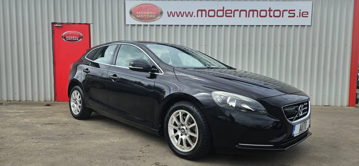 volvo v40 auto 1.6t se petrol low kms - Image 1