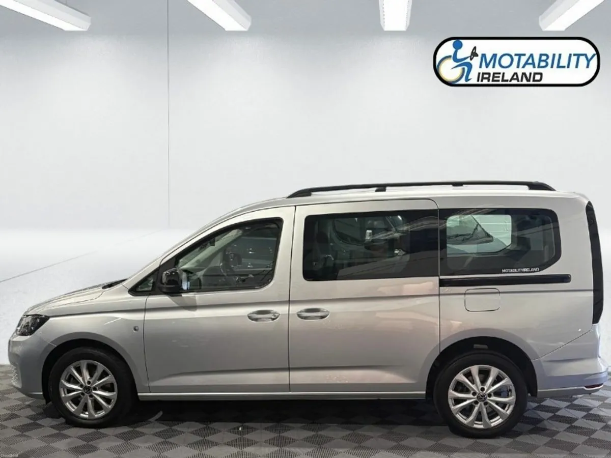 Volkswagen Caddy Maxi Life Wheelchair Accessible - Image 2