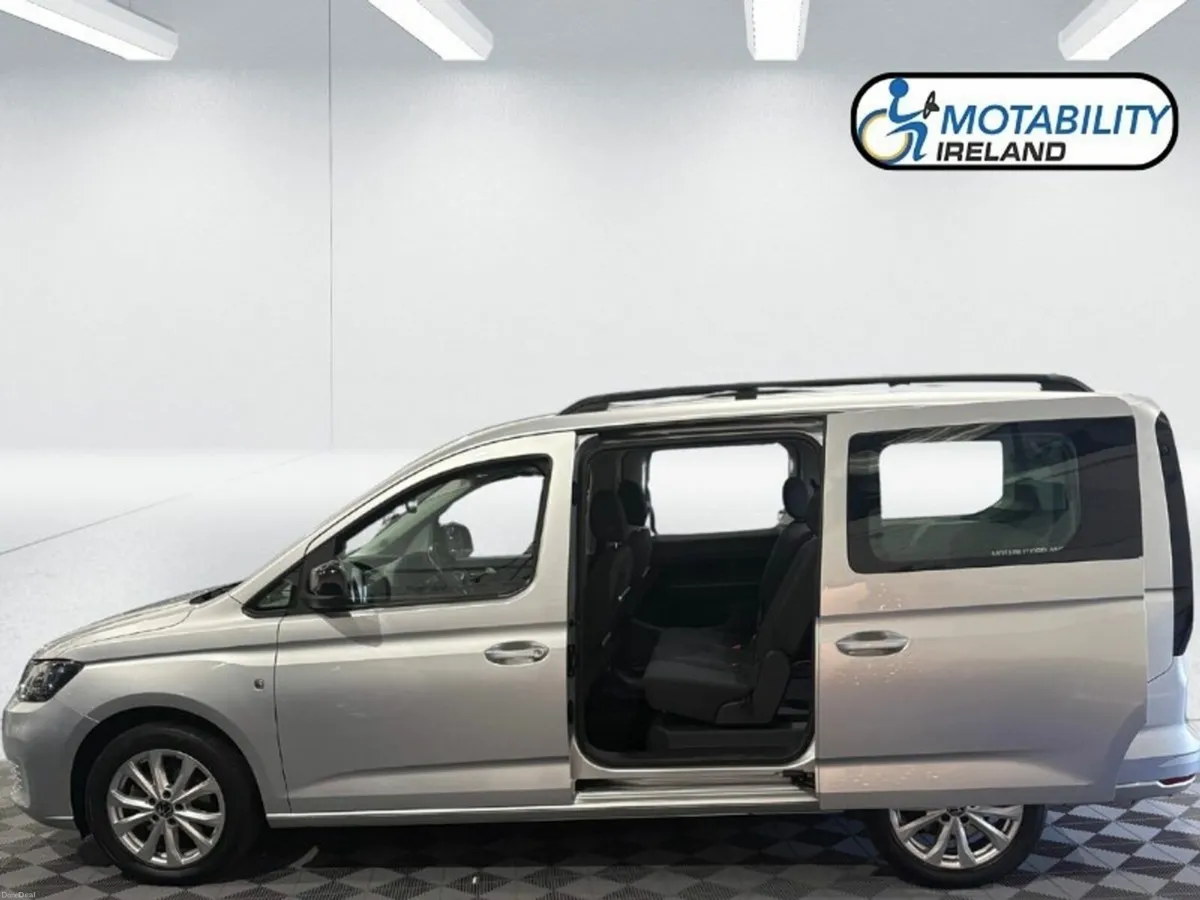 Volkswagen Caddy Maxi Life Wheelchair Accessible - Image 3