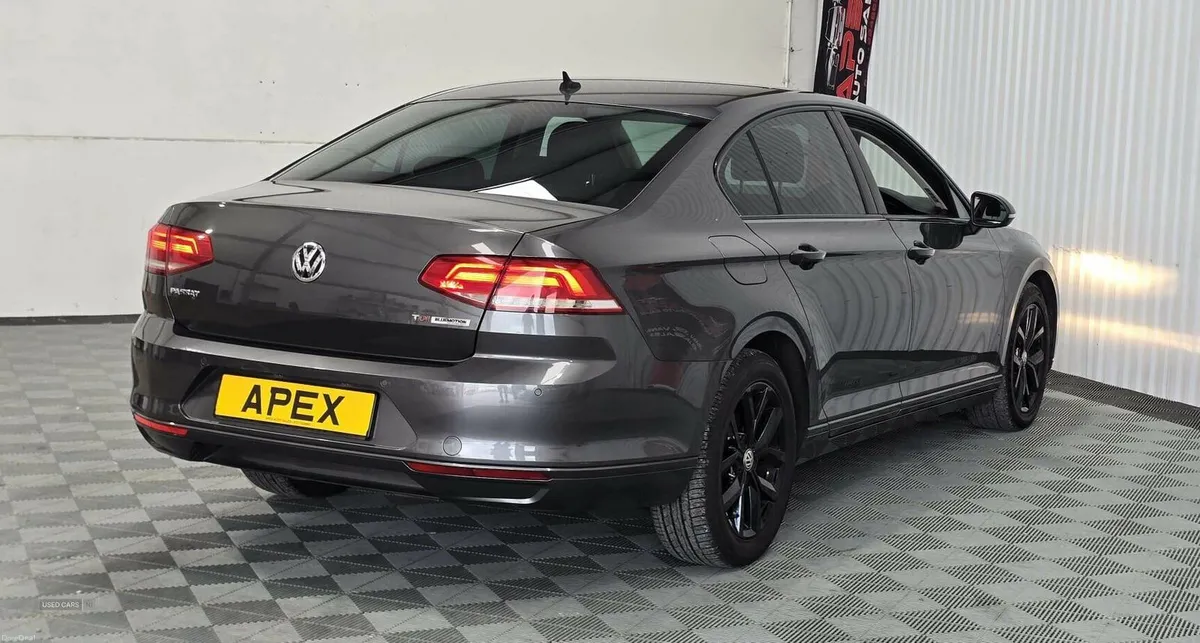 Volkswagen Passat DIESEL SALOON - Image 4