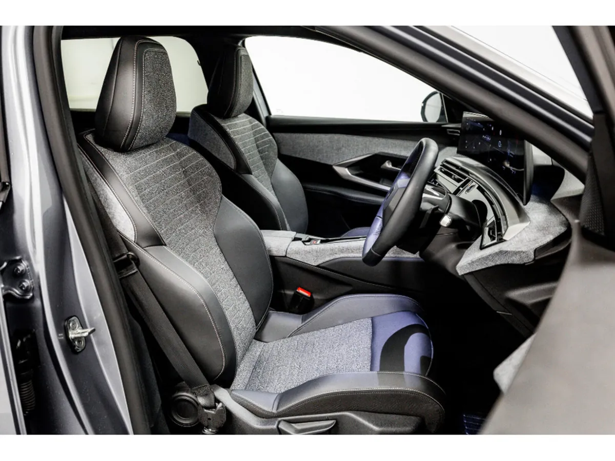 Peugeot 5008 Allure HYBRID Auto 145HP - 7 Seats - Image 3