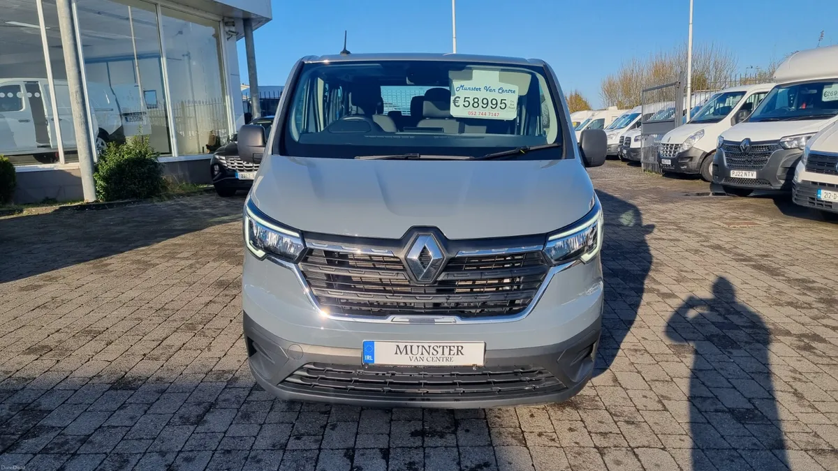 241 RENAULT TRAFIC  9 SEATER 13K MILES - Image 3