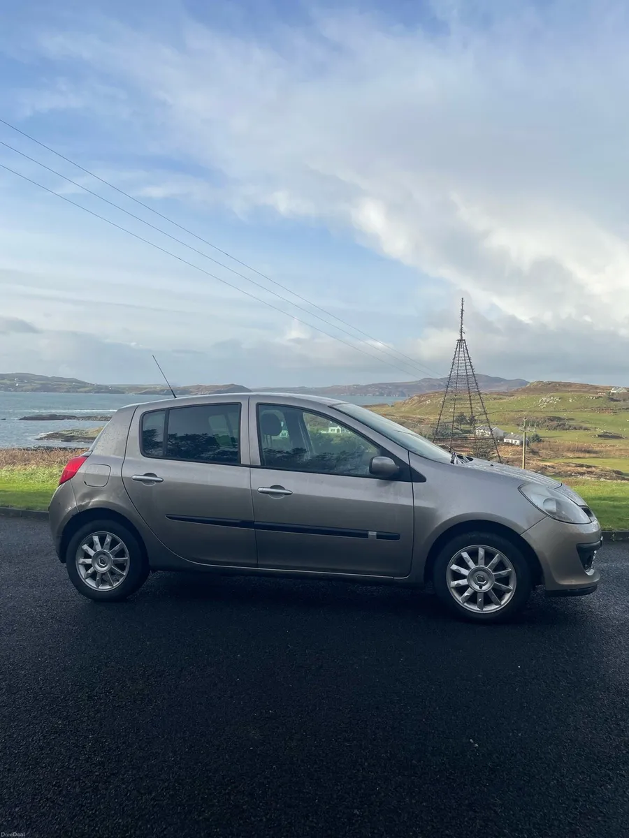09 Gold Renault Clio - Image 2