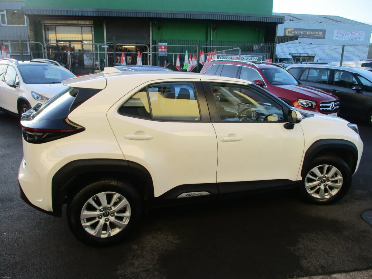 Toyota Yaris Cross  HYBRID  2023 - Image 4