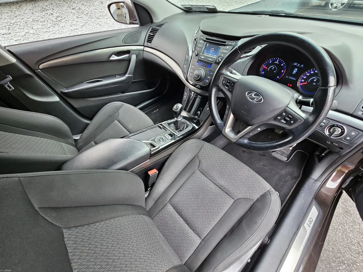 EXECUTIVE - BLUETOOTH STREAMING - REVERSE CAMERA - - Image 2