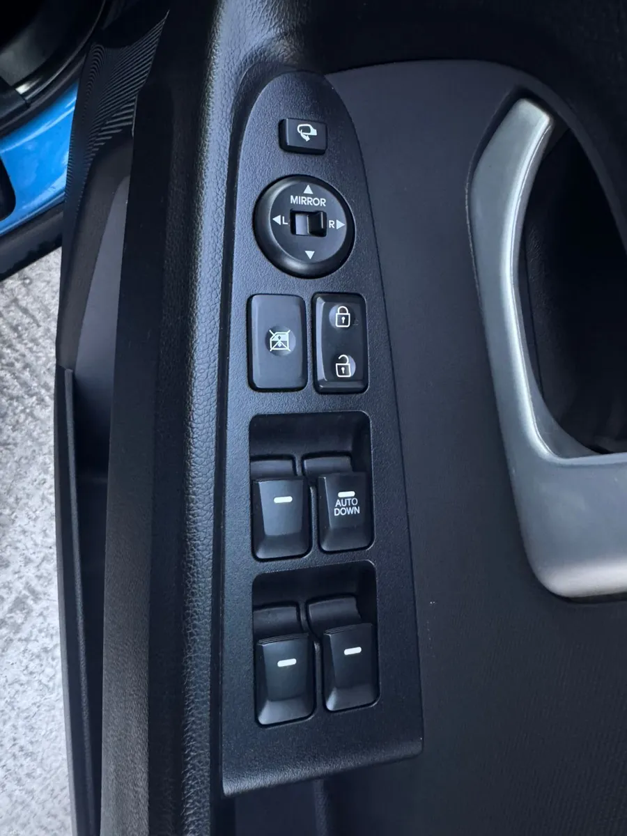 131 Kia Sportage 1.7D Low Miles High Spec - Image 3