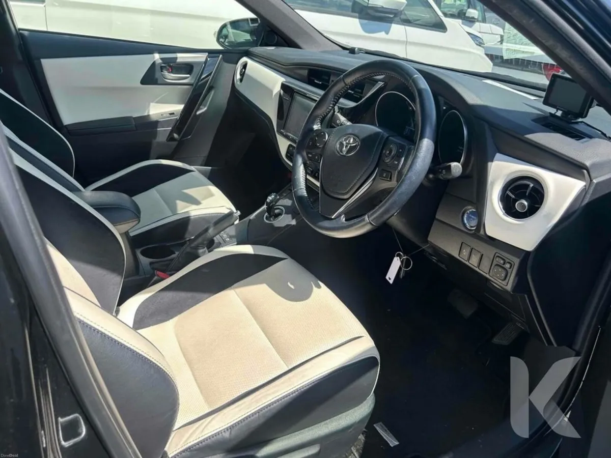 Toyota Auris HYBRID G PACKAGE - WHITE/BLACK LEATHE - Image 3