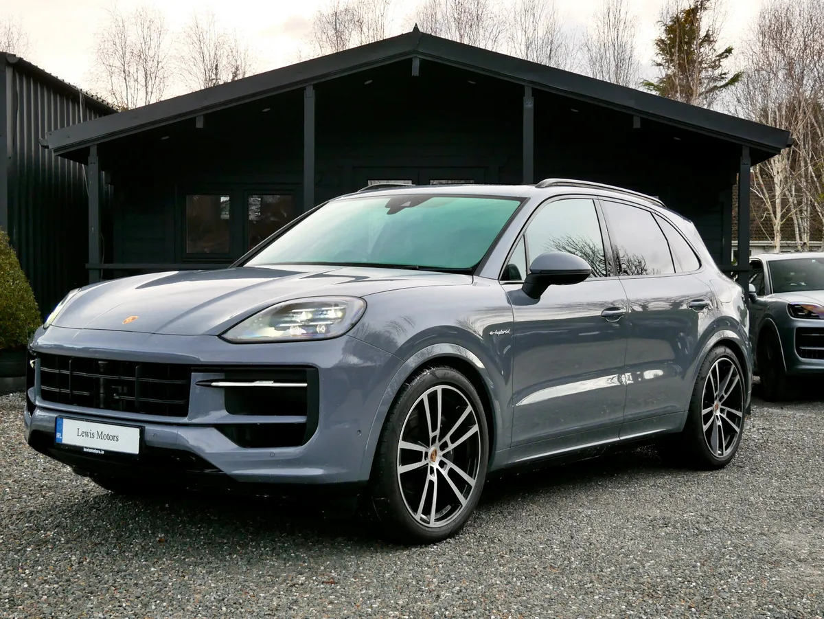 2025 Porsche Cayenne E-Hybrid HIGH SPEC - Image 3
