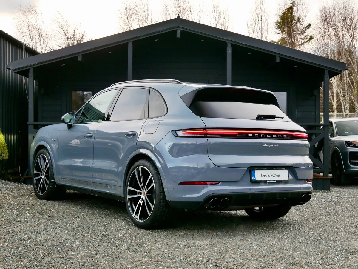 2025 Porsche Cayenne E-Hybrid HIGH SPEC - Image 4