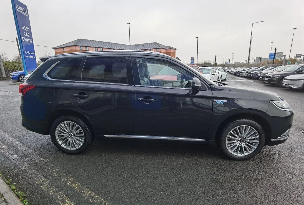 MITSUBISHI OUTLANDER 2.4 4H AUTOMATIC PHEV - Image 4