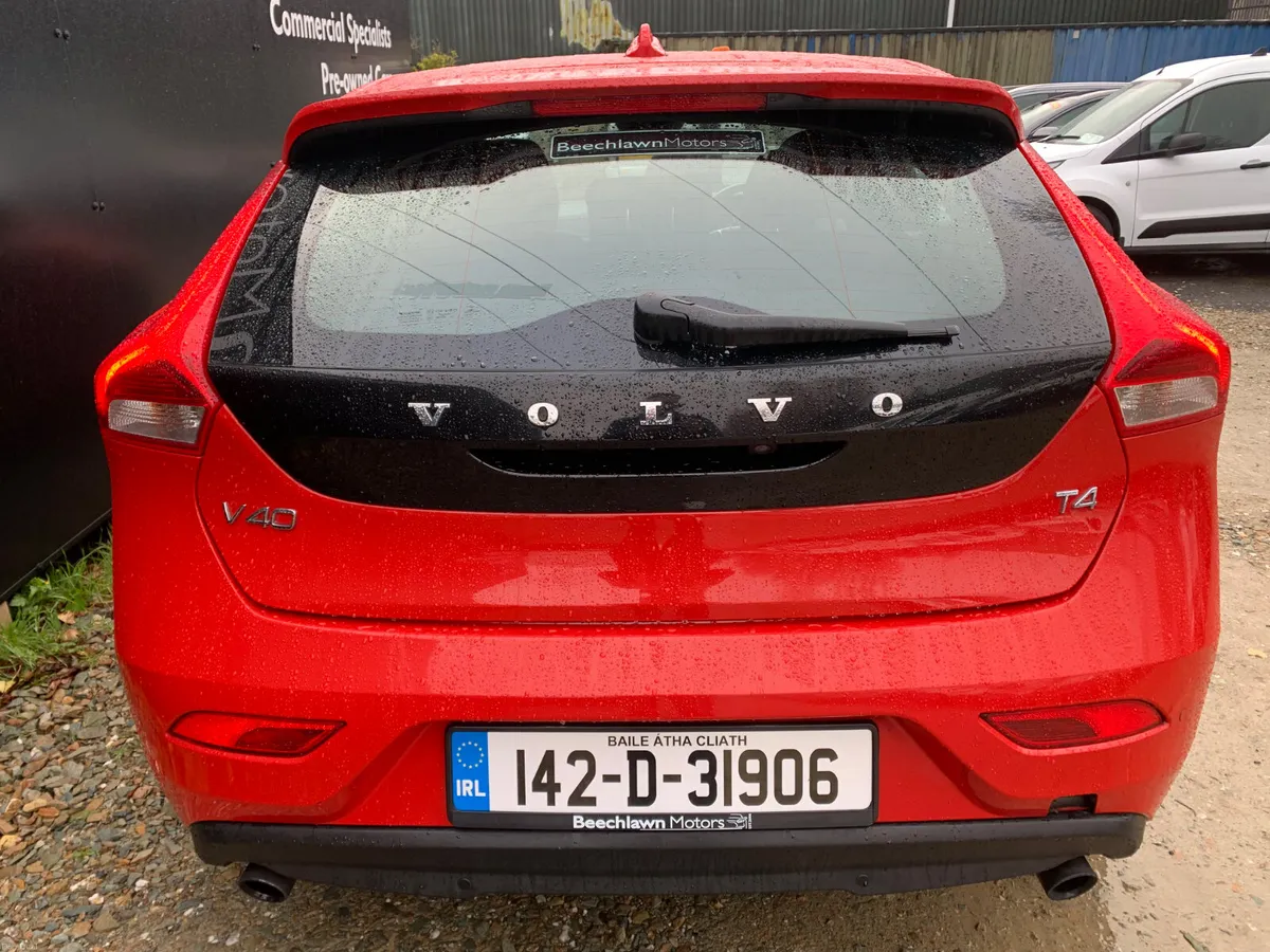 VOLVO V40 1.6 T4 180 BHP AUTO R-DESIGN - Image 4