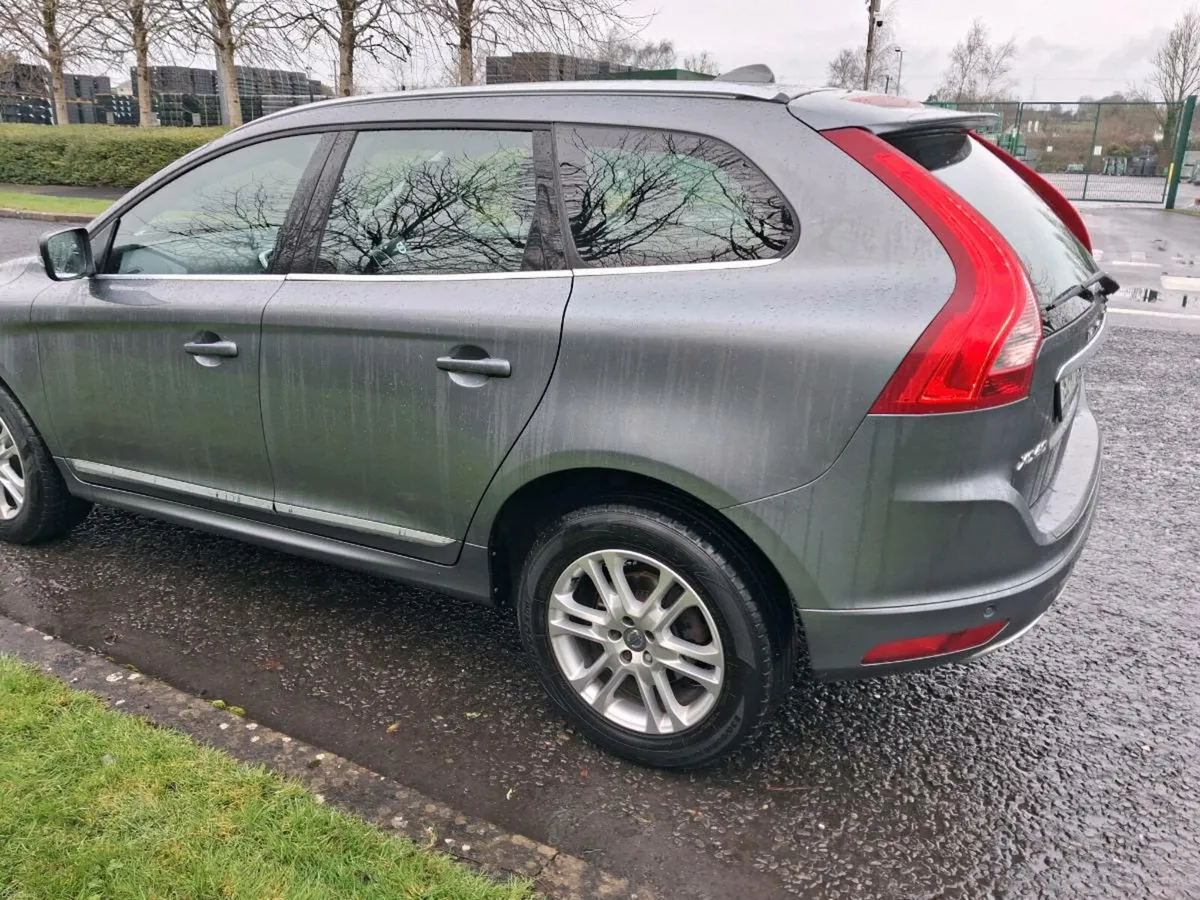 2015 Volvo XC60 2.0L D4 SE Lux Nav Geartronic - Image 4
