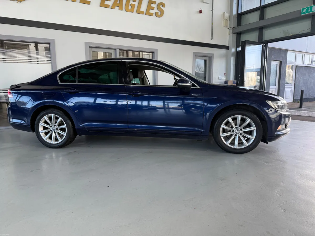 Volkswagen Passat 2017 - Image 2