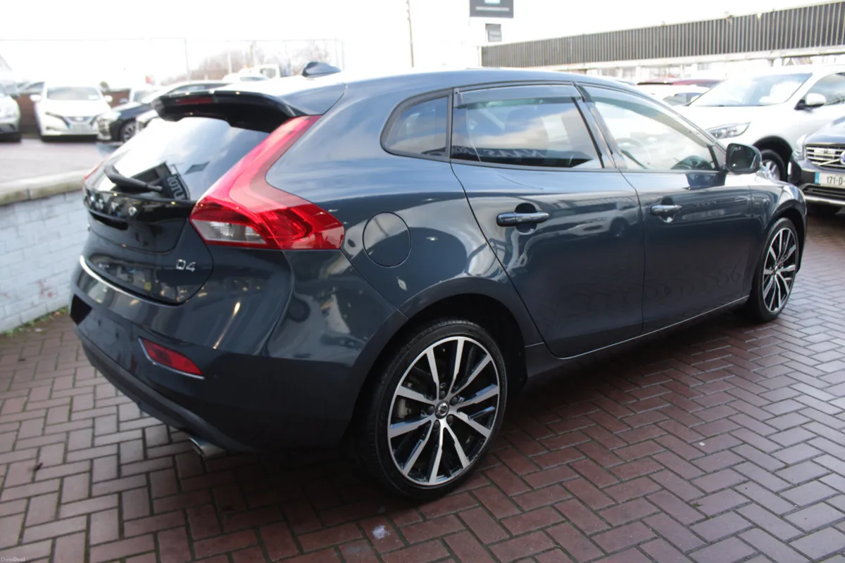 2.0D4 MOMENTUM 5DR HATCHBACK AUTO // 1 OWNER CAR W - Image 4