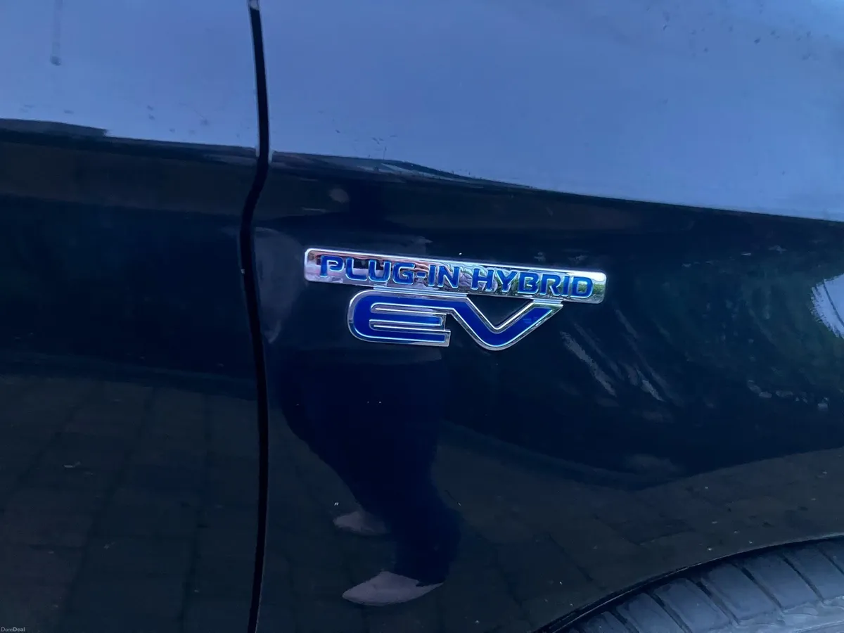 Excellent condition Mitsubishi Outlander PHEV - Image 4