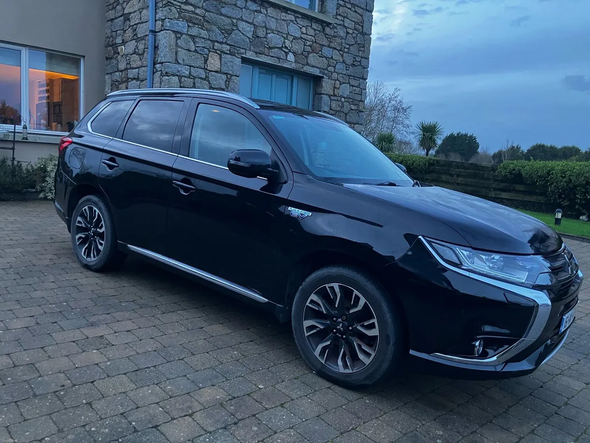 Excellent condition Mitsubishi Outlander PHEV - Image 3