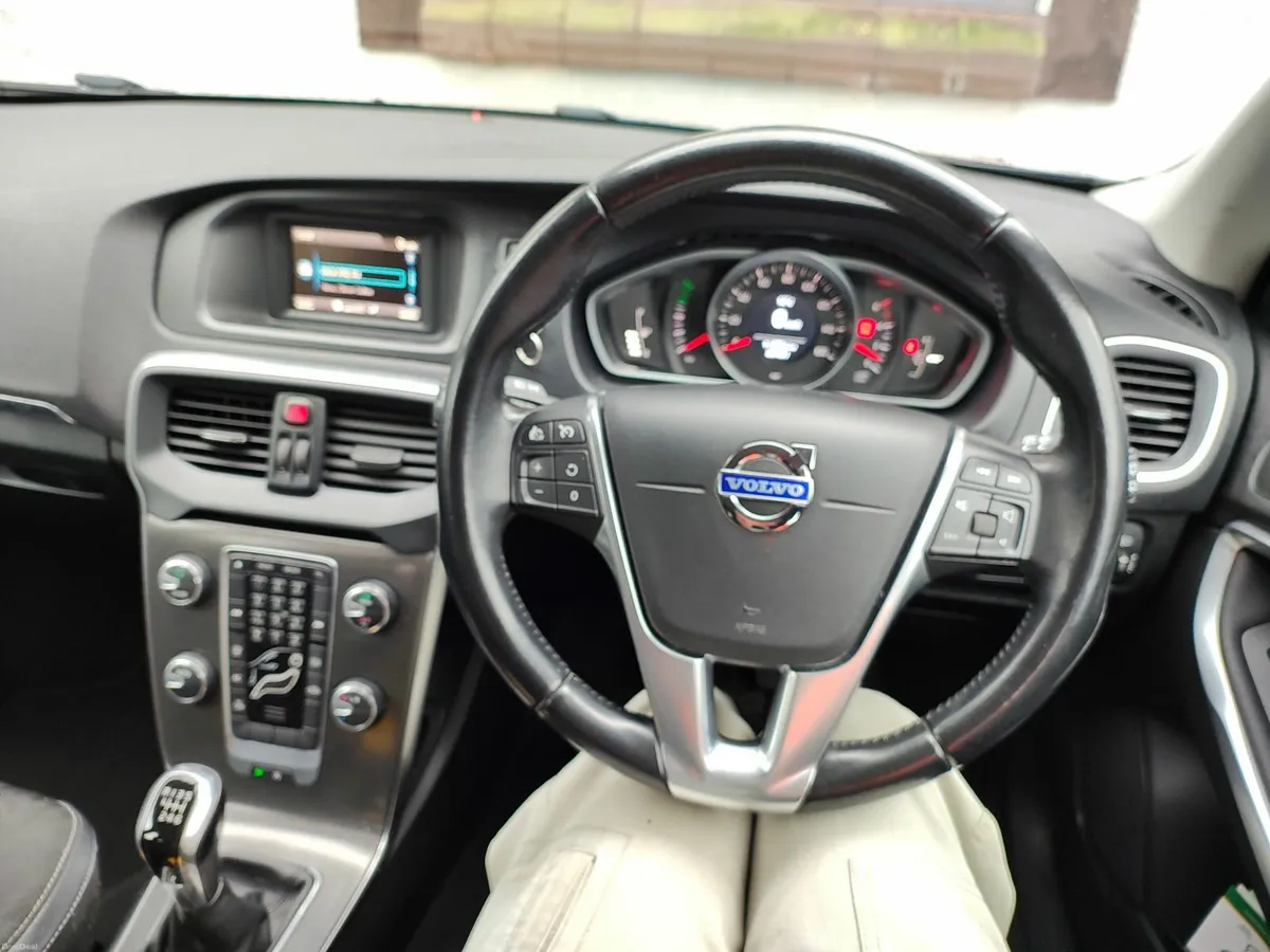 Volvo V40 D2 1.6L economic diesel hatchback - Image 4
