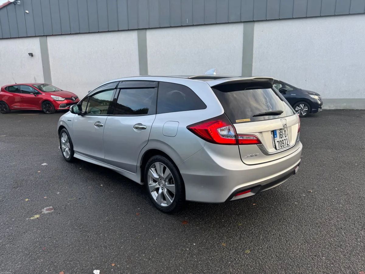 Honda Jade 2016 Hybrid 1.5 automatic 6 seats - Image 5