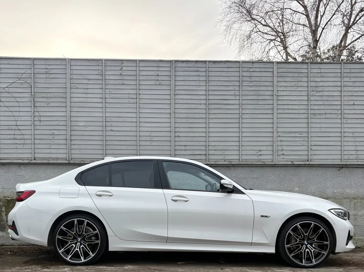 BMW 3-Series 2021 SE PRO AUTO UPGRADED 20" ALLOYS - Image 2