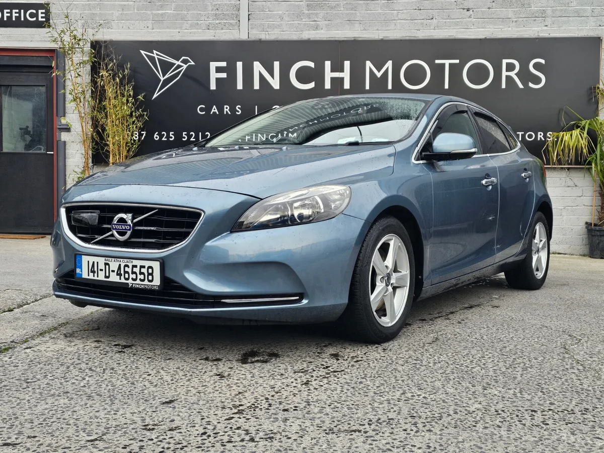 VOLVO V40 180PS R-DESIGN POWERSHIFT // LOW MILEAGE - Image 4