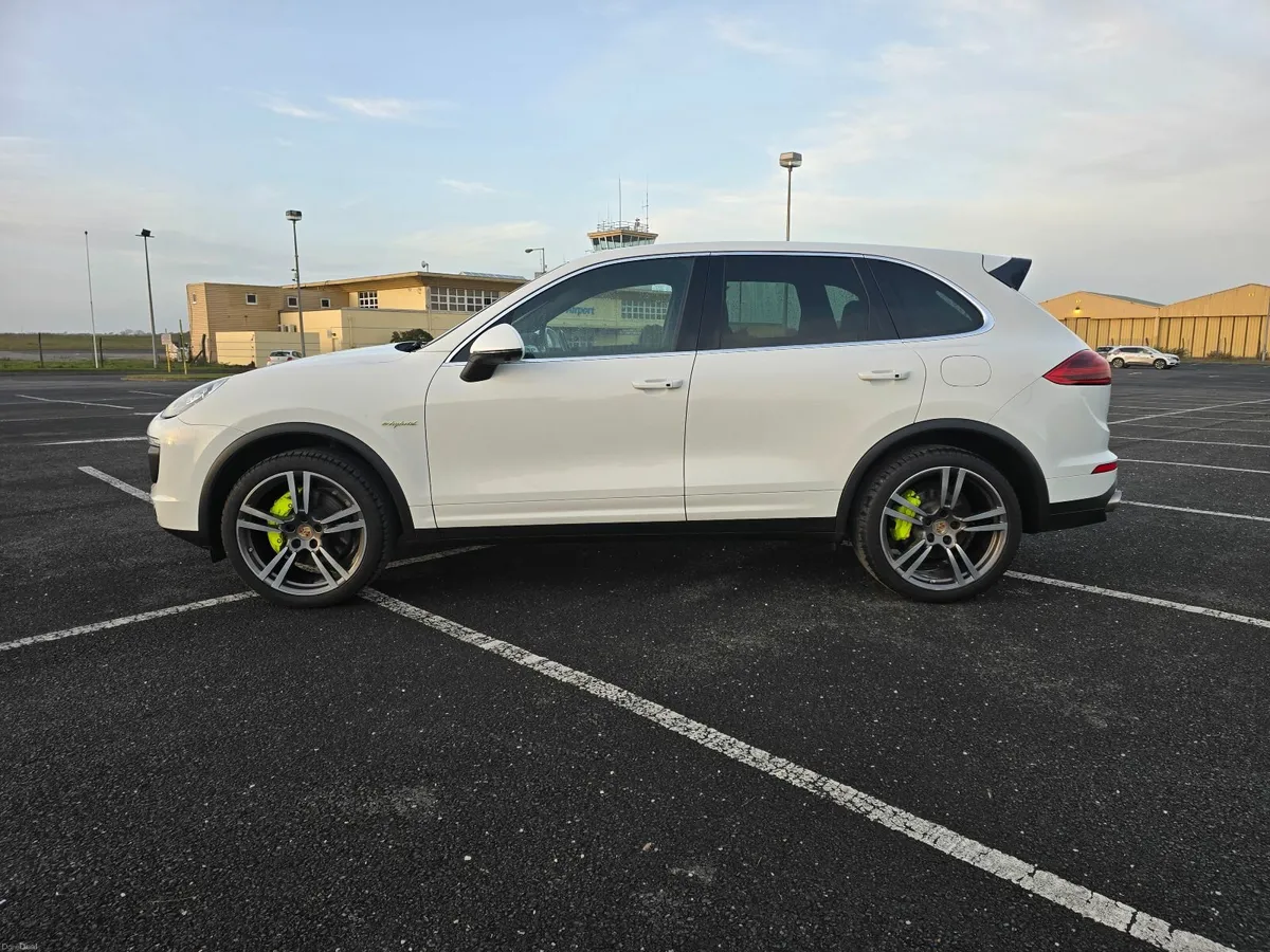 2016 Porsche Cayenne S E-Hybrid - Image 2