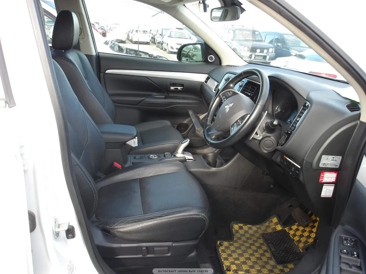 2014 Mitsubishi Outlander PHEV HIGH SPEC - Image 3