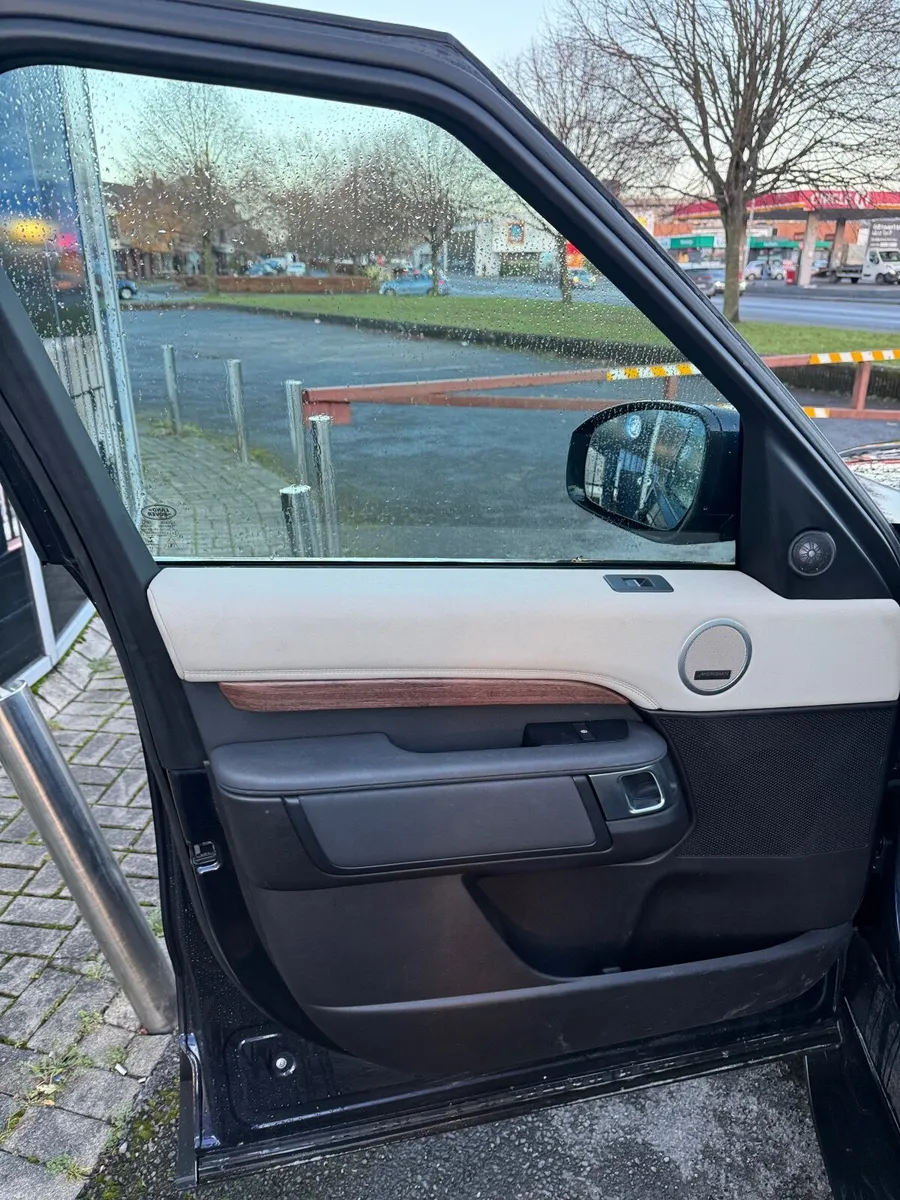 Land Rover Discovery 2017 HSE  3.0 V6 7 Seater - Image 4