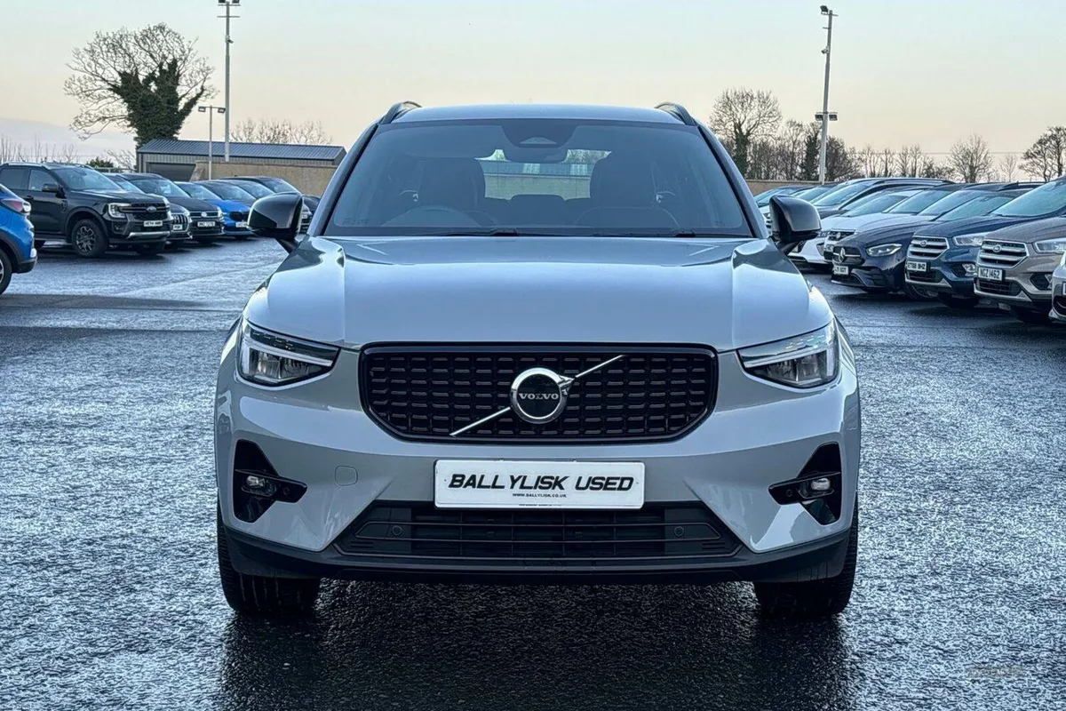 Volvo XC40 2.0 B4 MHEV Plus Petrol Hybrid DCT Auto - Image 4