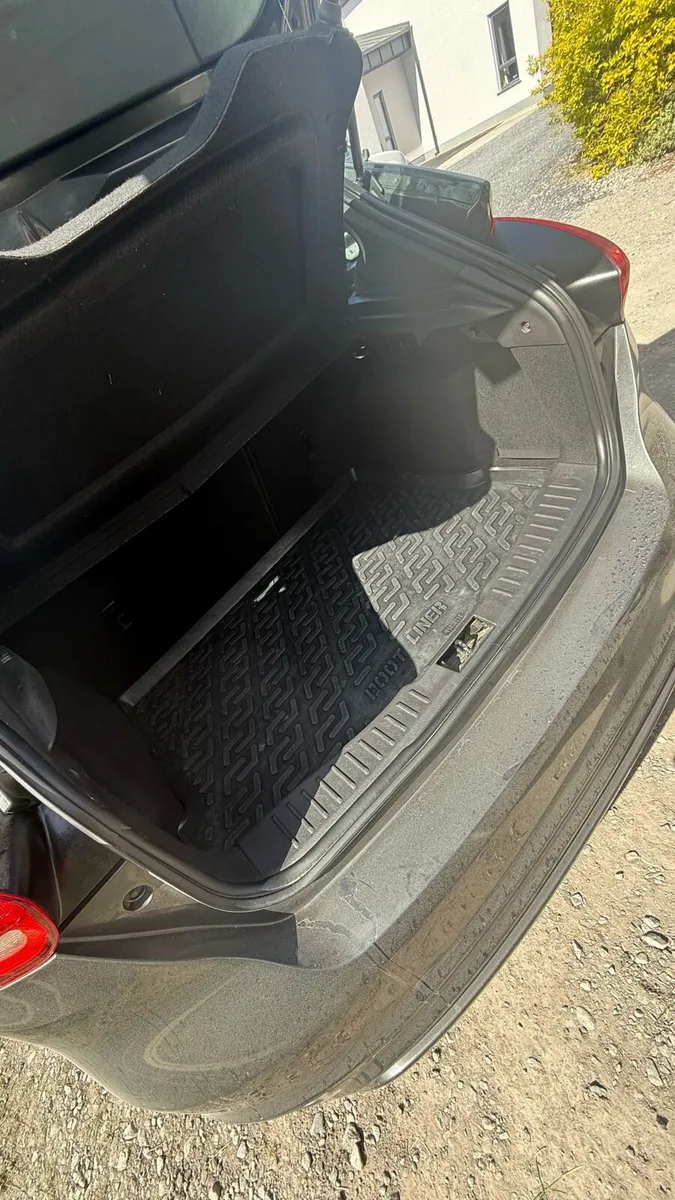 2018 Ford Focus ST Line - Image 3