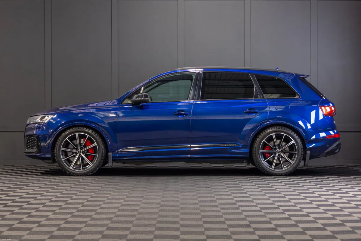 2023 Audi Q7 S-Line 60 TFSIe Competition - Image 3