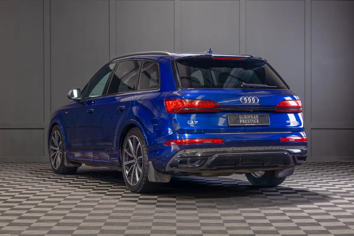 2023 Audi Q7 S-Line 60 TFSIe Competition - Image 4