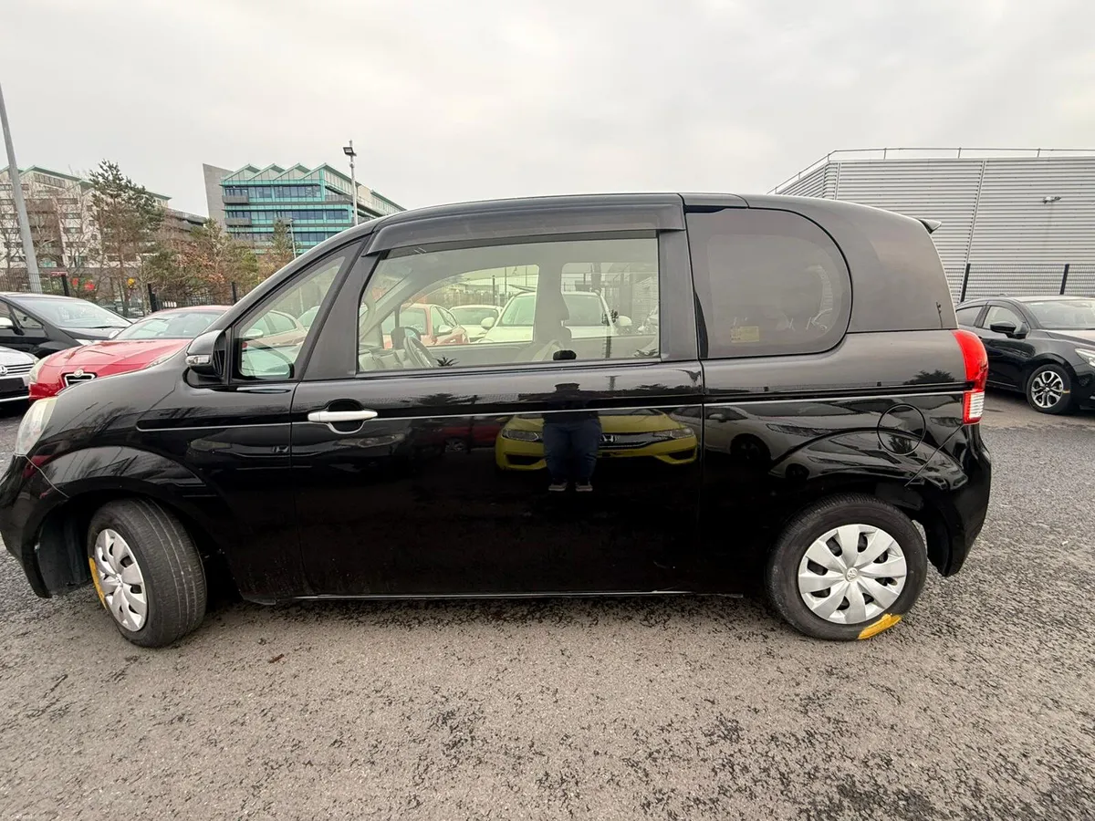 Toyota porte 2012 black - Image 4