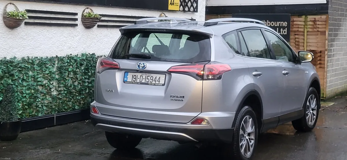 Toyota RAV4 2019 Hybrid Luna/sport Mint Condition - Image 5