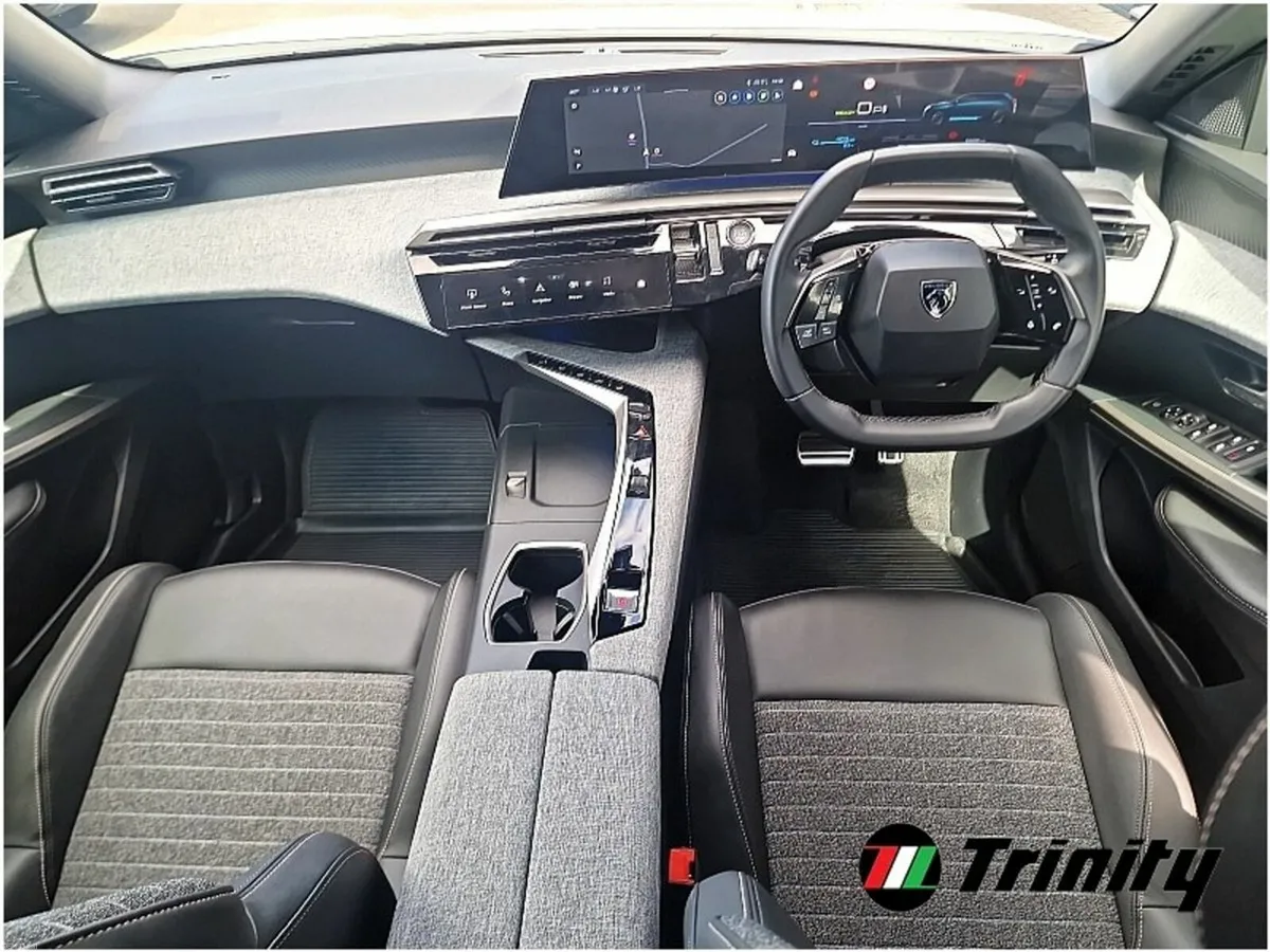 Peugeot 5008 DIRECTORS CAR ** LOW KMS ** AUTO 73KW - Image 2