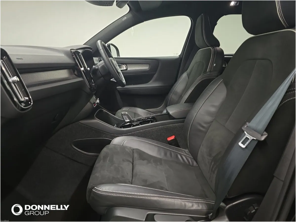 Volvo XC40 Estate R DESIGN - Image 4