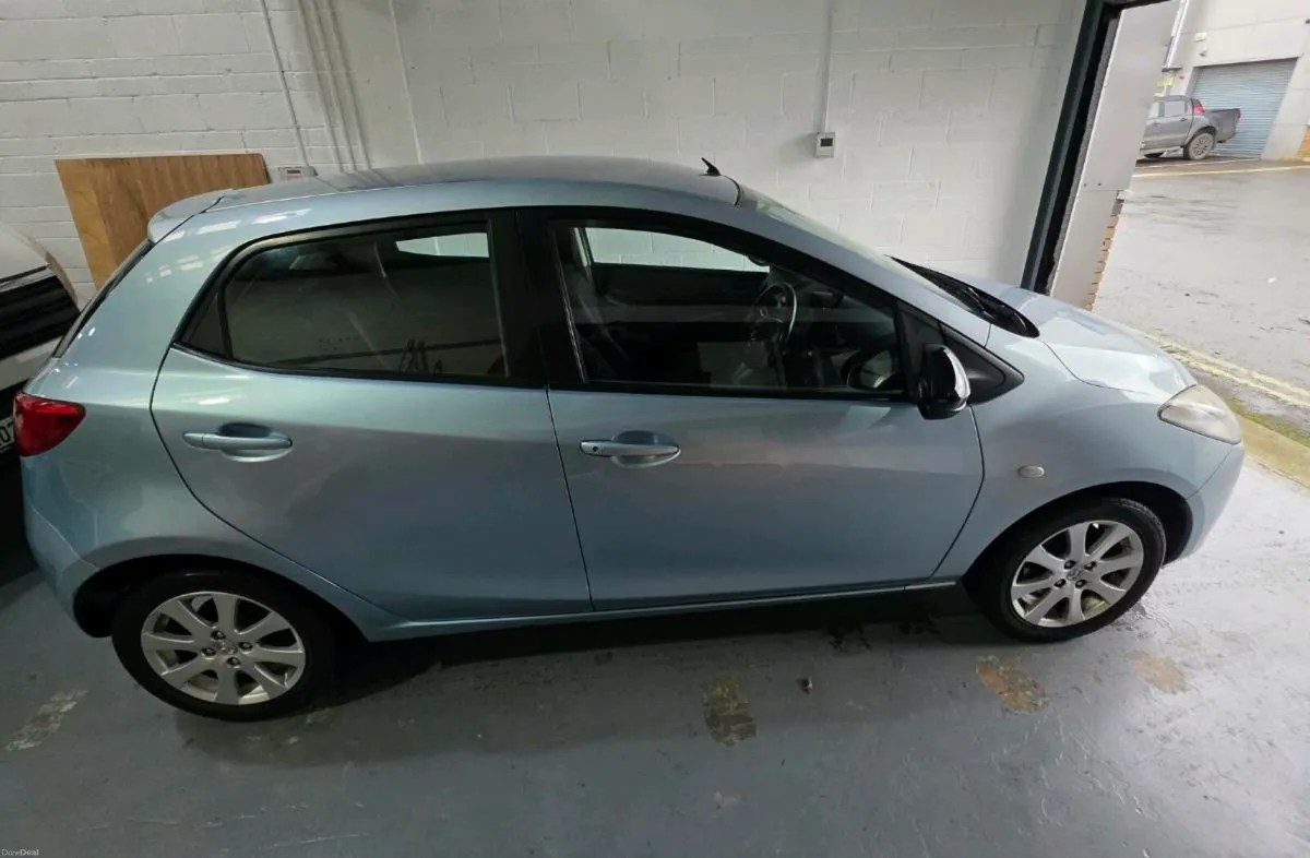 Mazda 2 2010 - Image 2