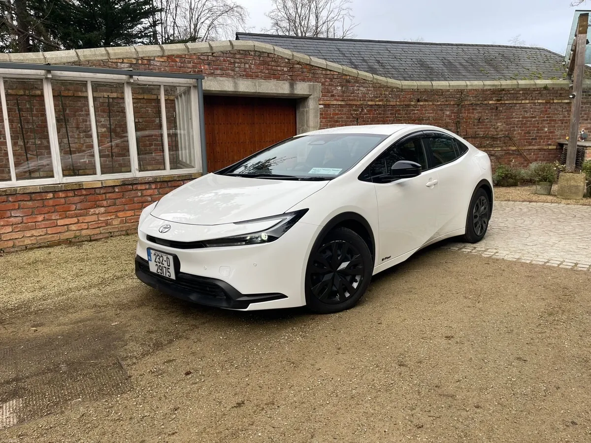 Toyota Prius 2023 E-Four AWD - Image 4