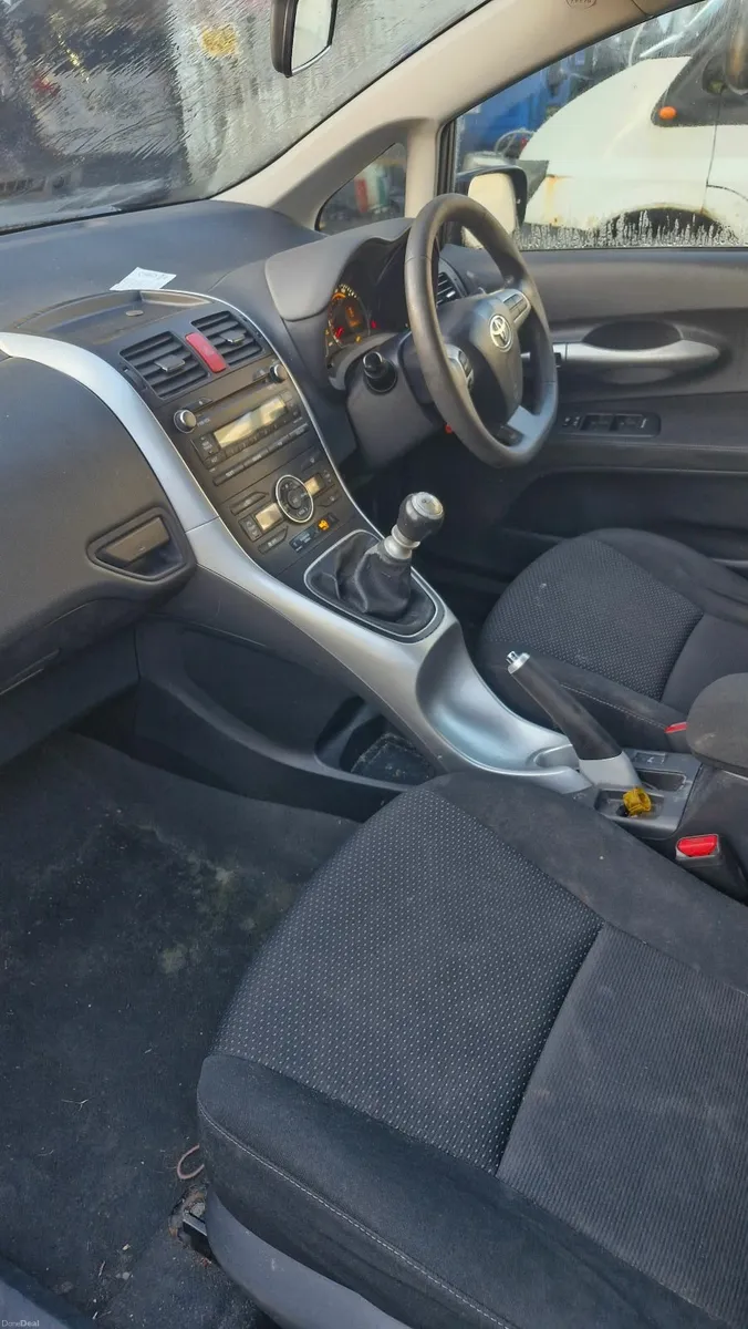Toyota Auris 2012 - Image 2