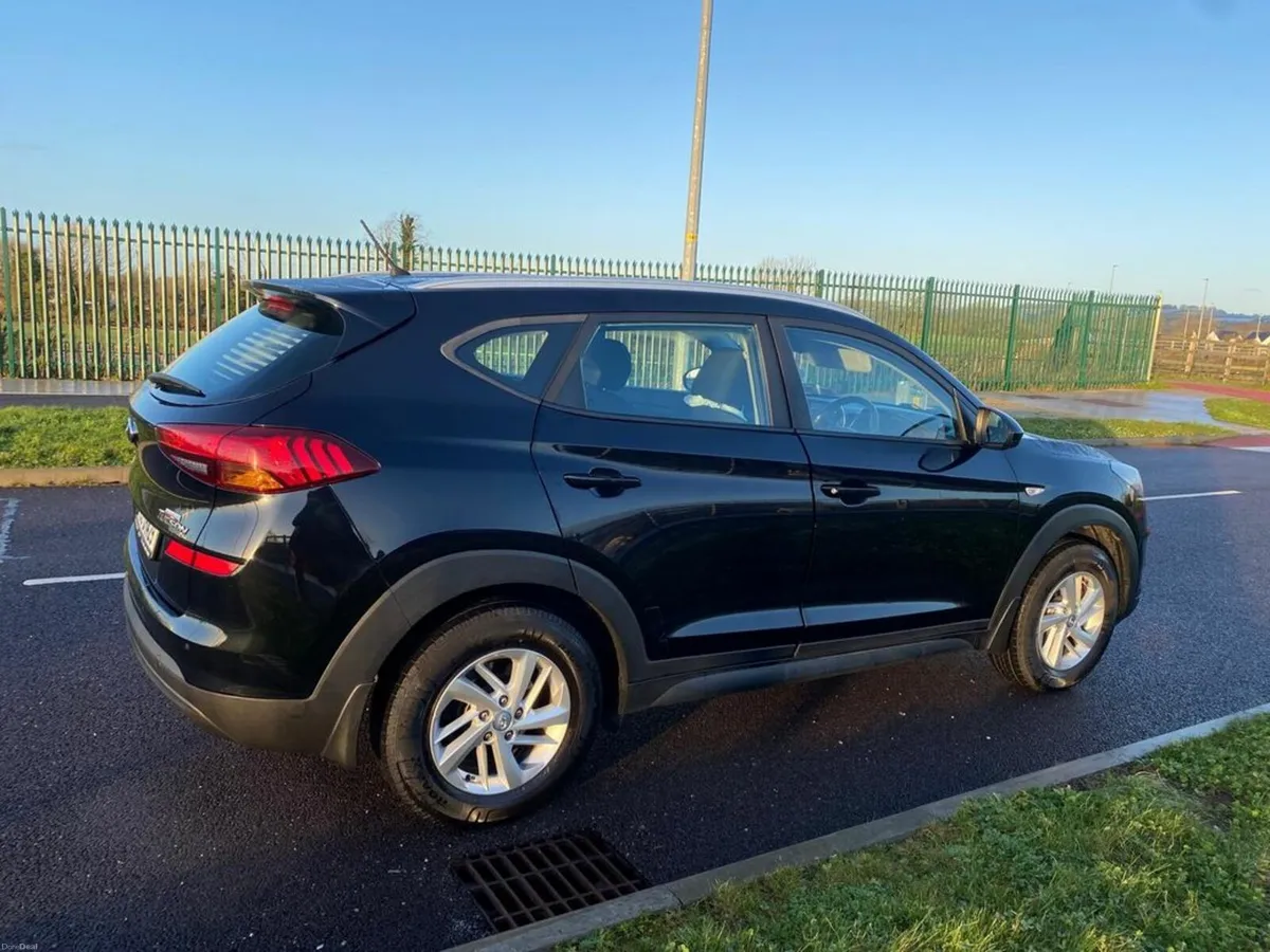 Hyundai Tucson Premium Spec 1.6d 5DR *IMMACULATE C - Image 3